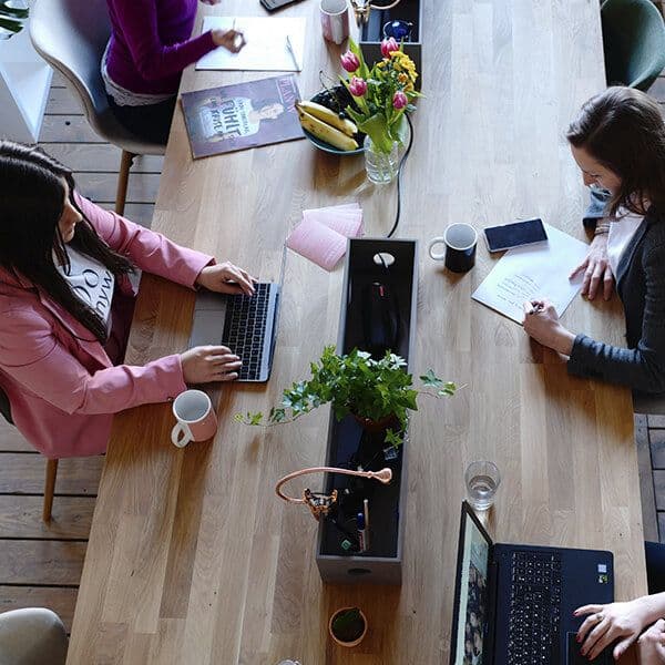 Chicas trabajando en la oficina